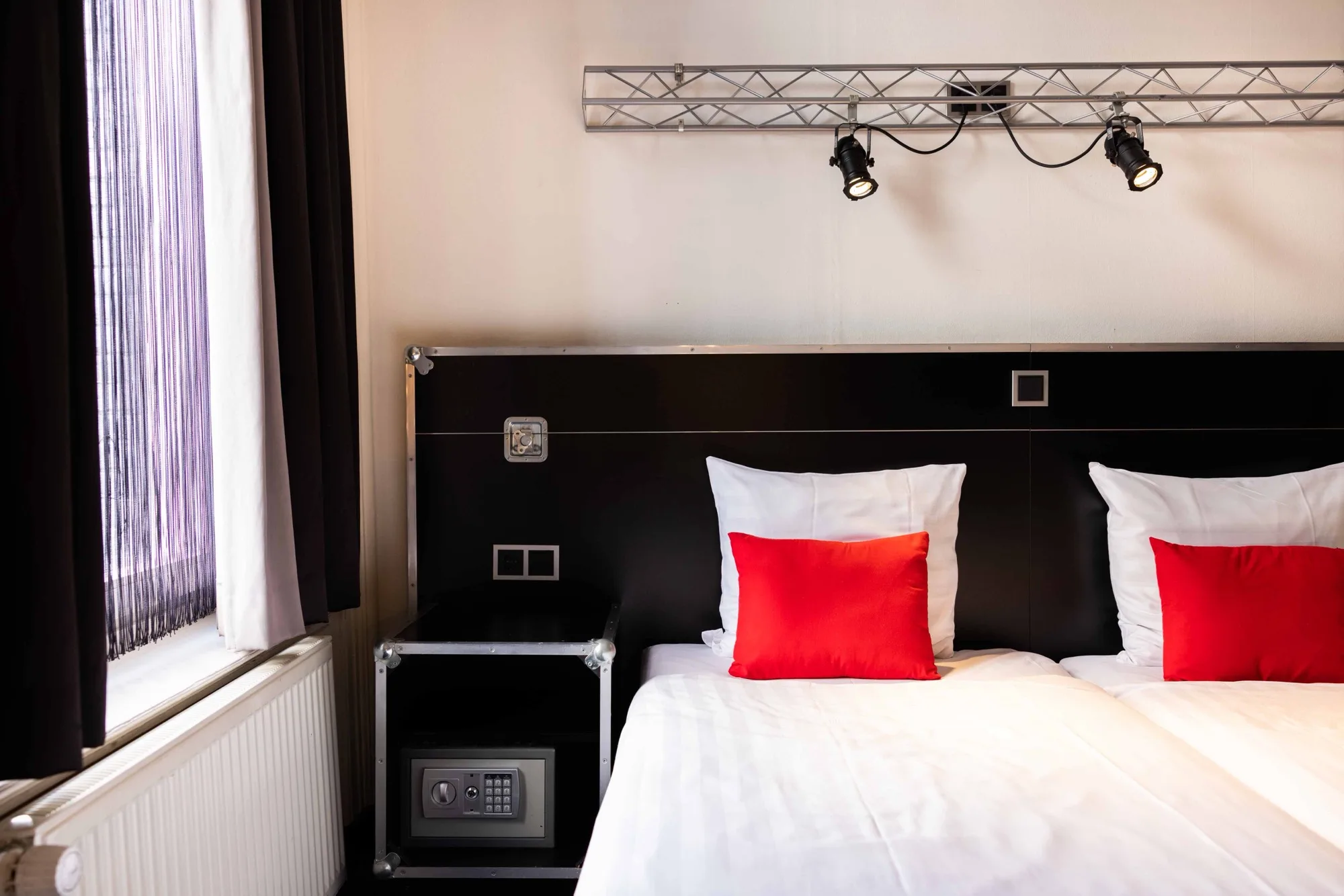 Twin/double room with shared bathroom at the Backstage Hotel