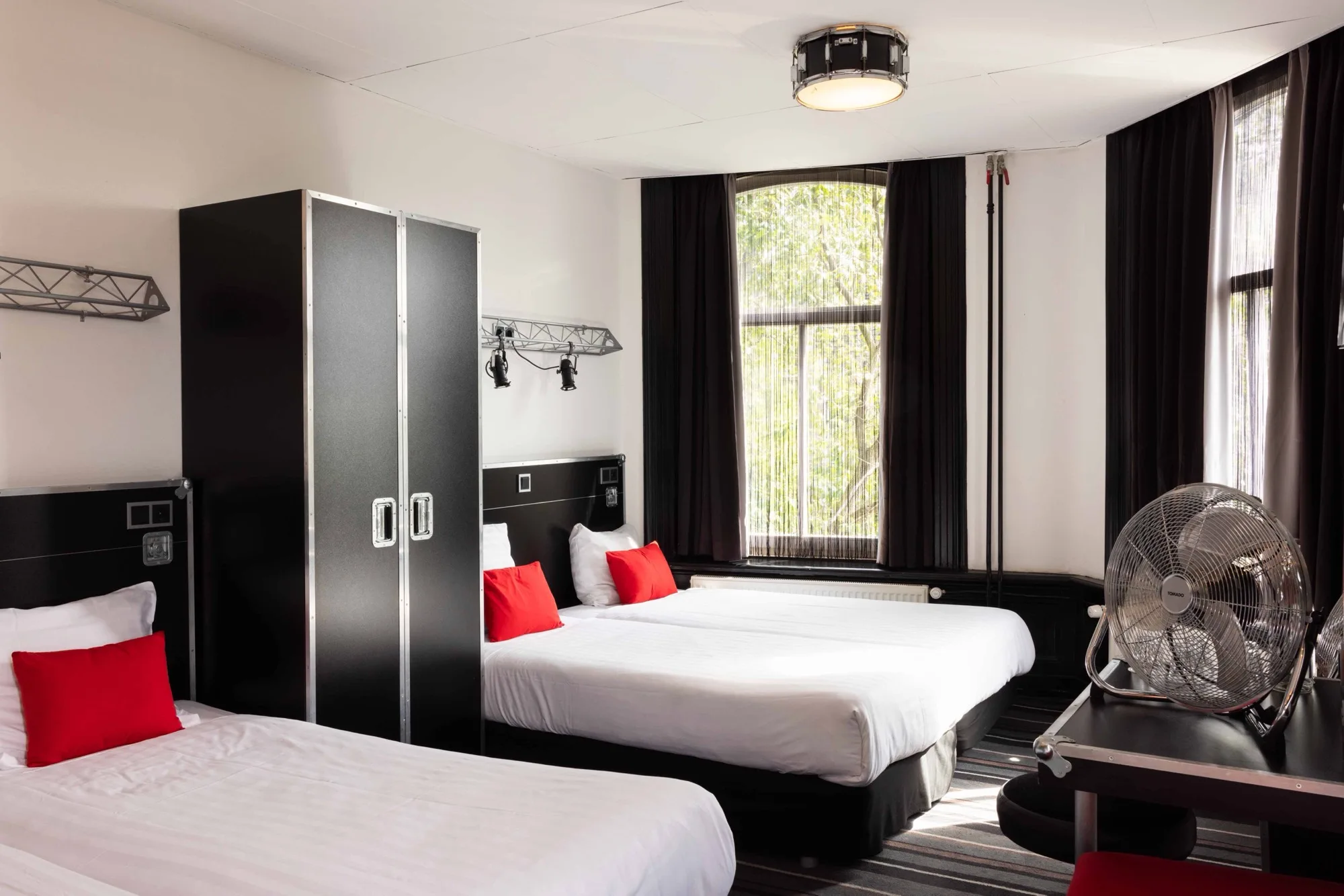Familiekamer met eigen badkamer in het Backstage Hotel