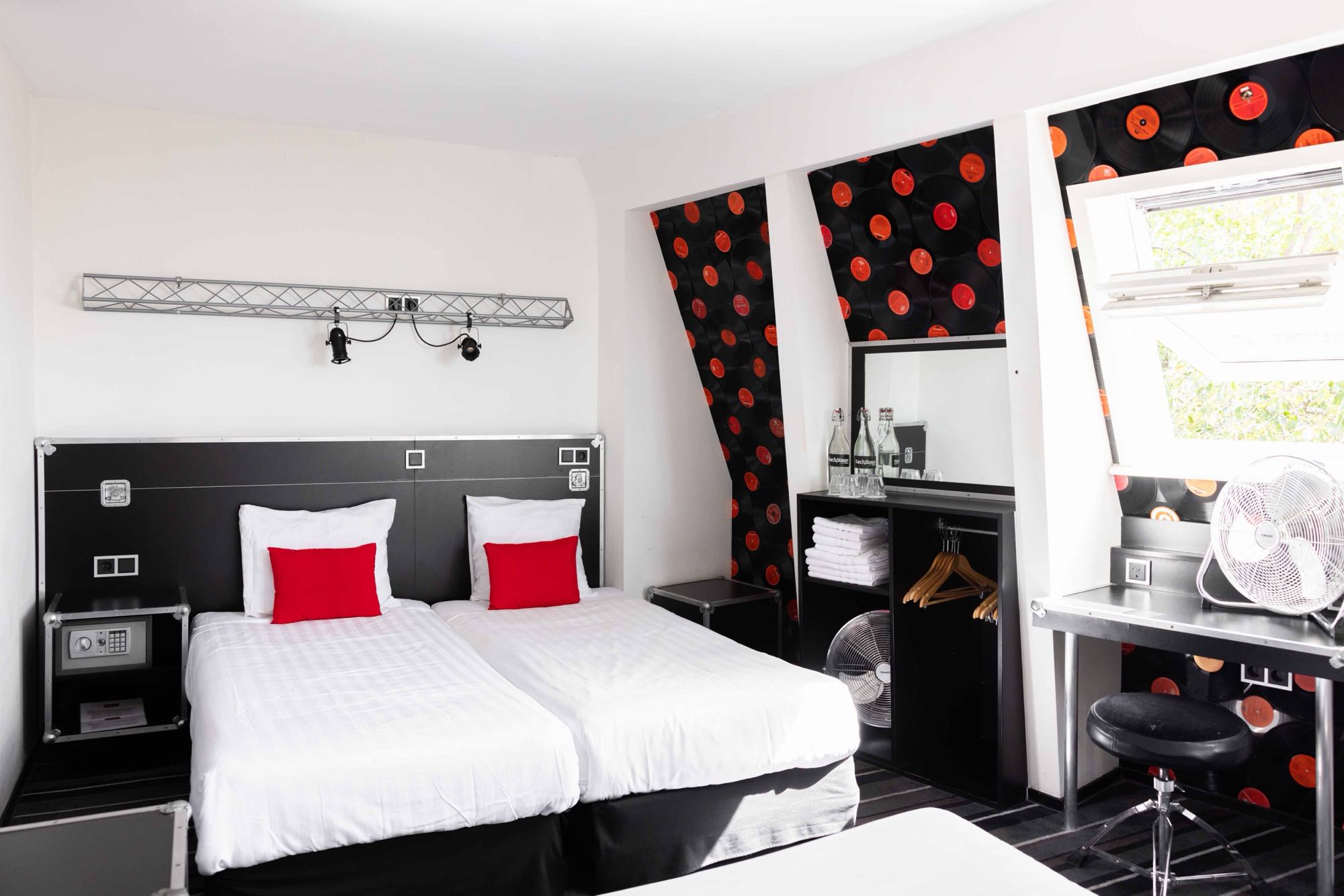 Quadruple room with private bathroom at the Backstage Hotel