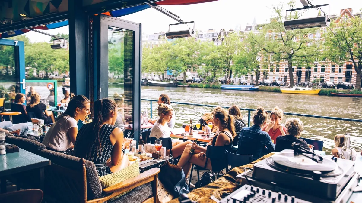 Waterkant bar aan het water, Amsterdam